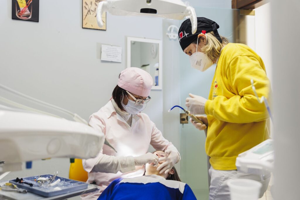 Dott.ssa Carla Evangelista-ortodontista- e ASO Simona Brunengo Dott.ssa Carla Evangelista-ortodontista- e ASO Simona Brunengo